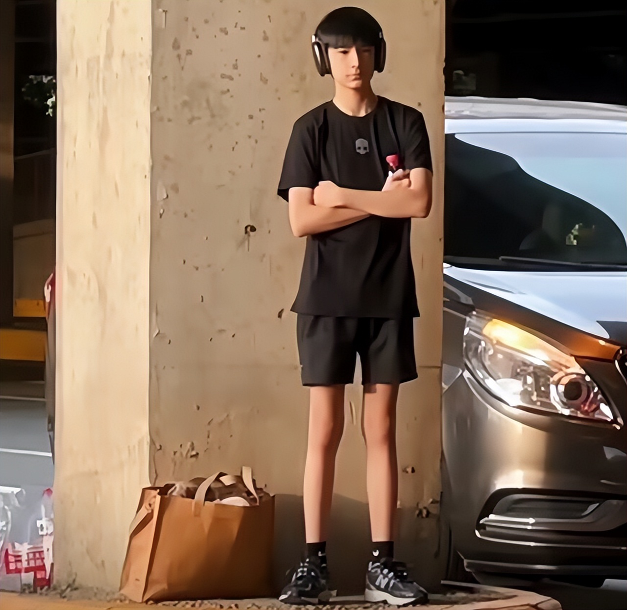 董洁儿子顶顶探班,董洁和儿子顶顶现身机场