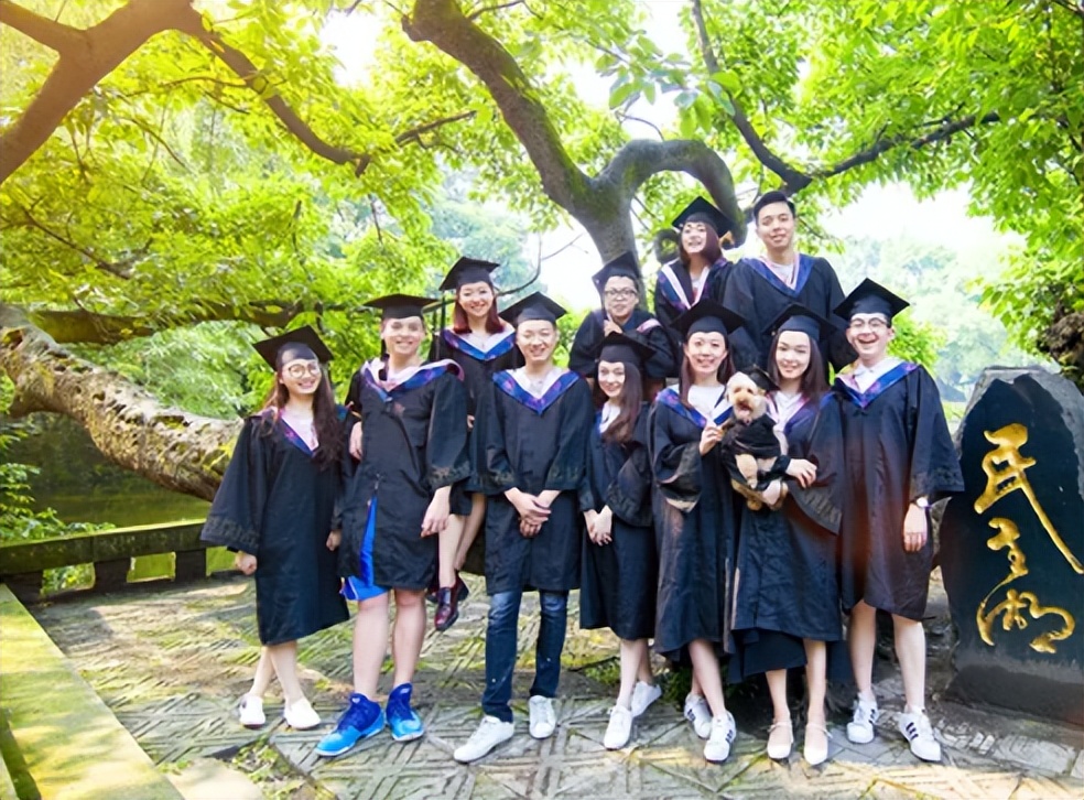 一个冷知识如果你的学士服是灰色,冷知识如果你的学士服是粉色领子