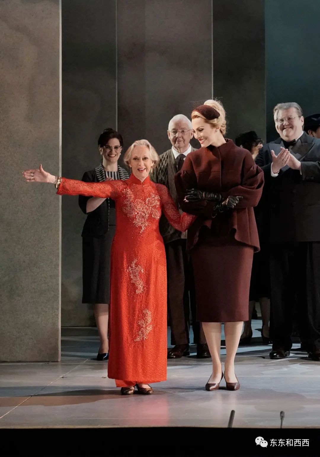 91岁养狮子走红毯拍奢侈品广告，这个优雅金发*物尤**太生猛了