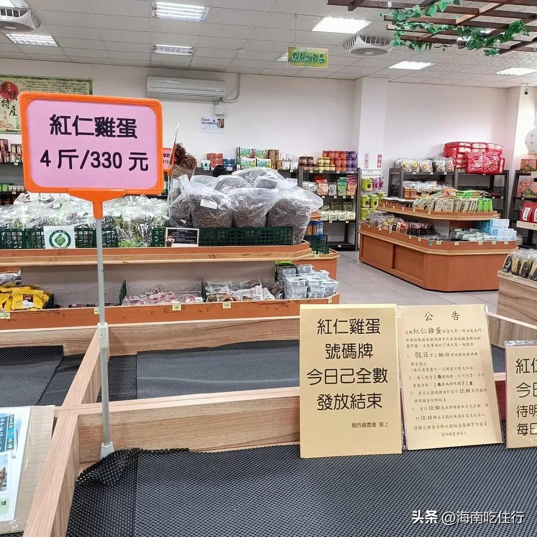 岛内民众排队买鸡蛋,排队买鸡蛋老人