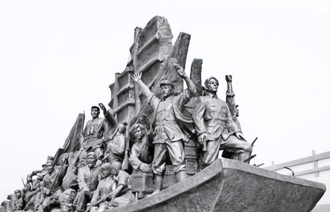 1942年毛*东泽**说延安经济难，*少奇刘**万两黄金送到，铁道游击队护送