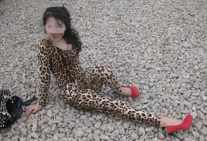 初中生*拍偷**了他的母亲和妹妹并在网上分享，大照片暴露性教育缺失