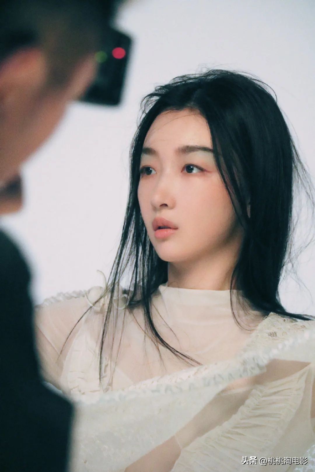 周冬雨嘉人封面生成图片,周冬雨影后图