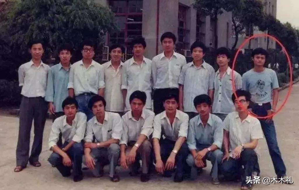 马云1964年出生在曲艺家庭，3次参加高考，第一次高考数学考1分