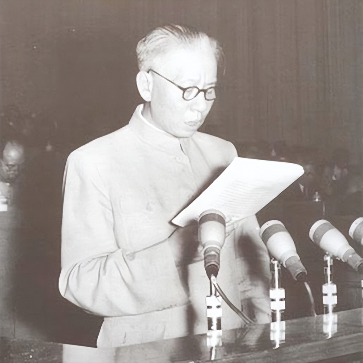 王光美回忆：为何*少奇刘**当选国家主席却没笑容？