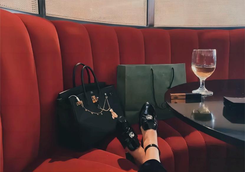 一场有预谋的“*局骗**”：央美女生假扮名媛，竟被奉为上宾，为何