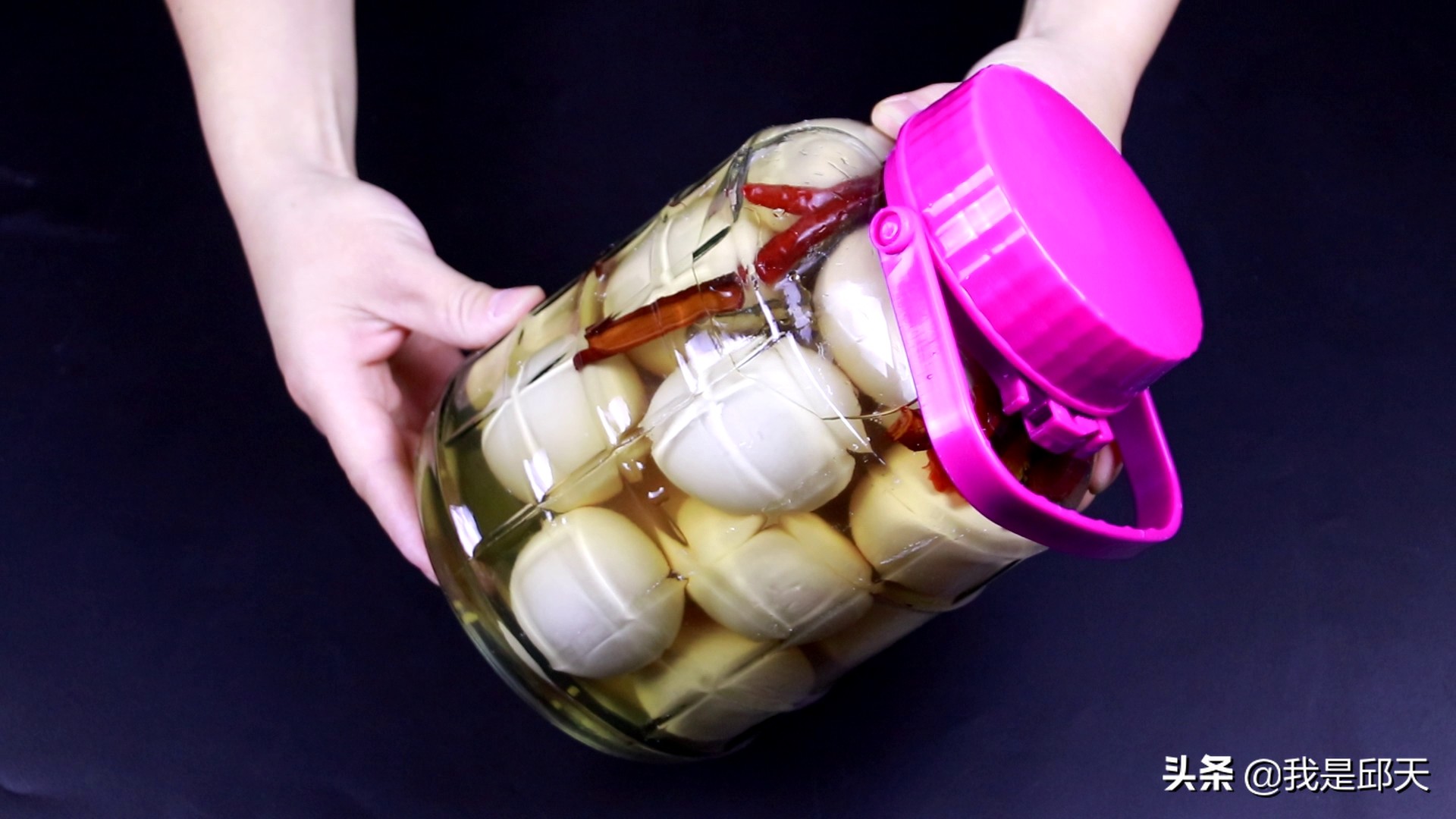 腌的咸鸡蛋已经散黄了还能吃吗,腌的咸鸡蛋水上起霉点还能吃吗