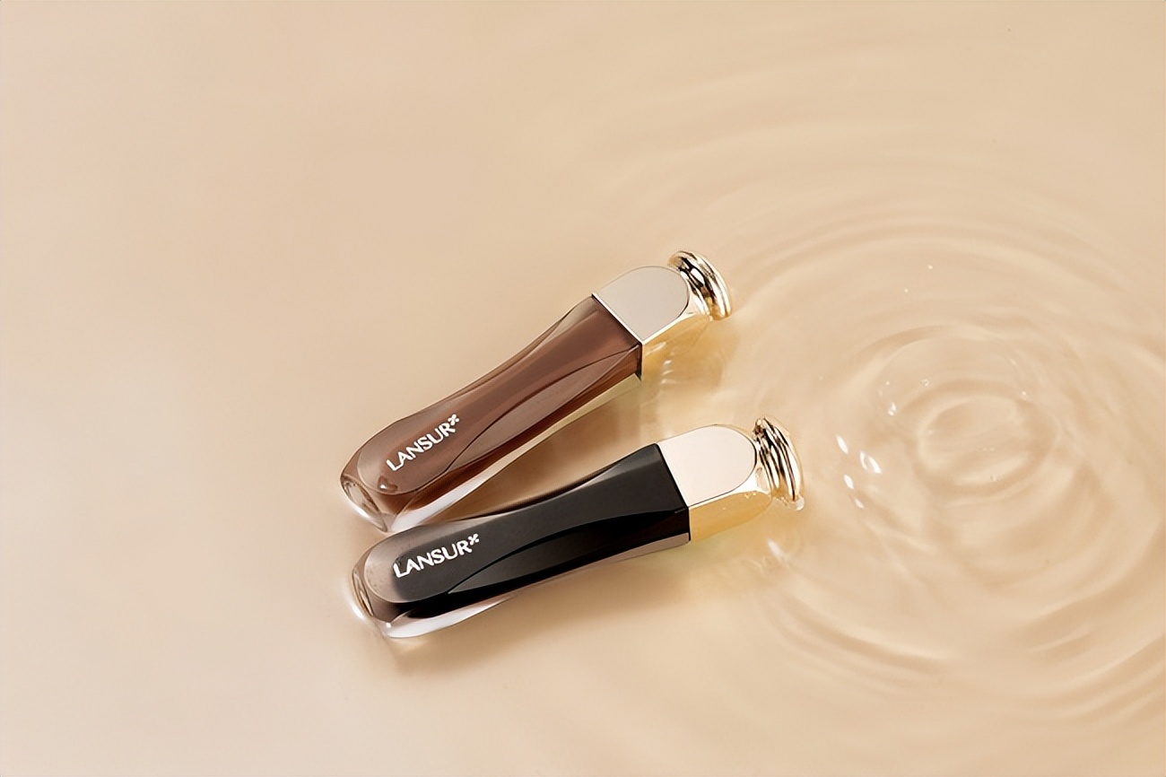 刷出迷人电眼的浓密纤长睫毛膏,浓密不晕染自然易上色卷翘睫毛膏