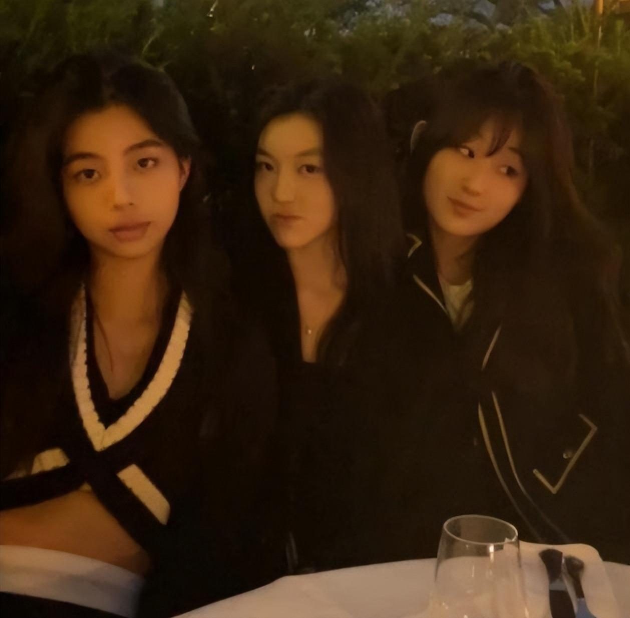 李嫣和闺蜜一起逛街,李嫣跟闺蜜逛街