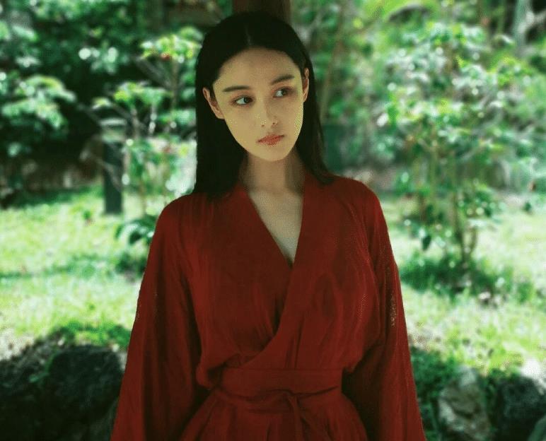 张馨予深v红裙惊艳写真,张馨予走中性风被嘲油腻