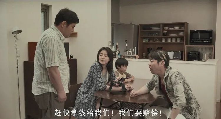 花季少年杀害祖父母，只为了给母亲出气，畸形母爱将儿子变成恶魔