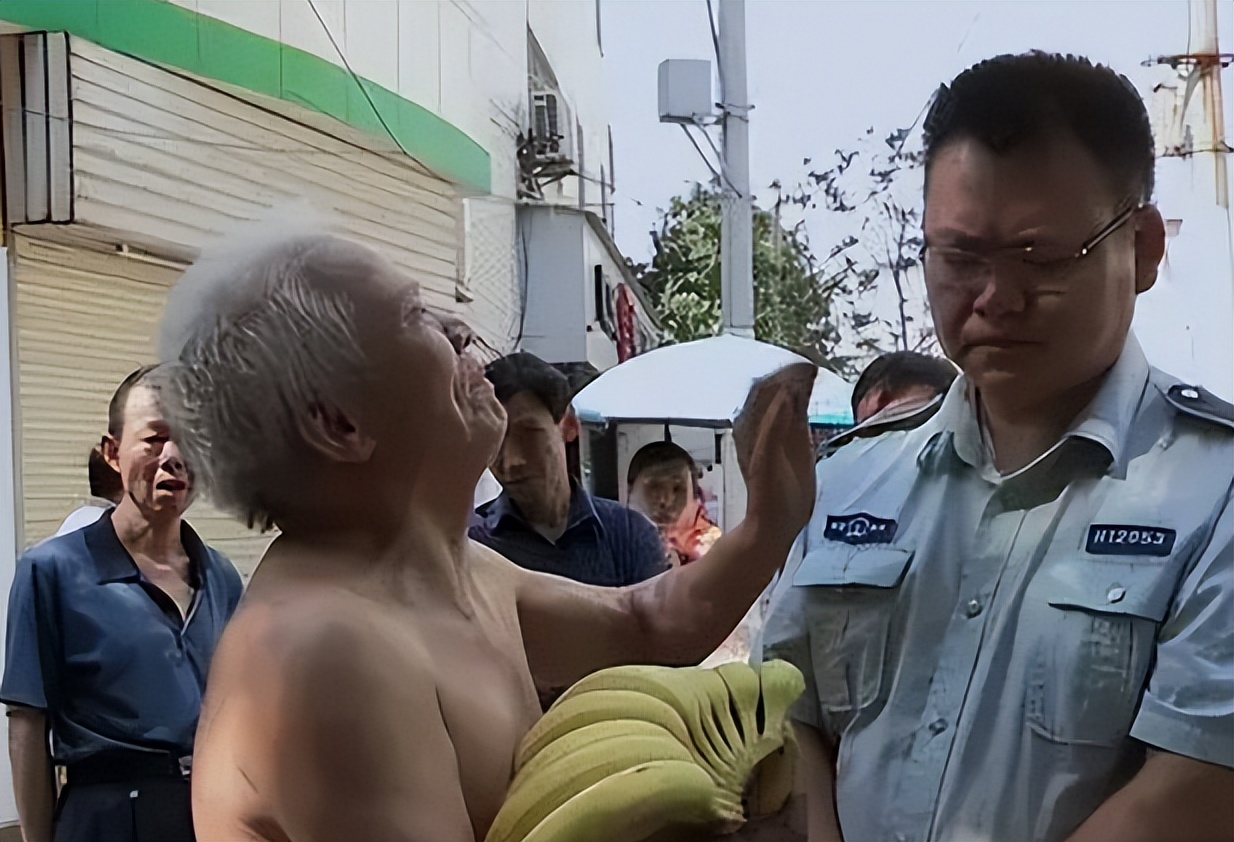 七旬摊贩竟然当众掌掴城管,地摊老汉当街掌掴城管怒吼