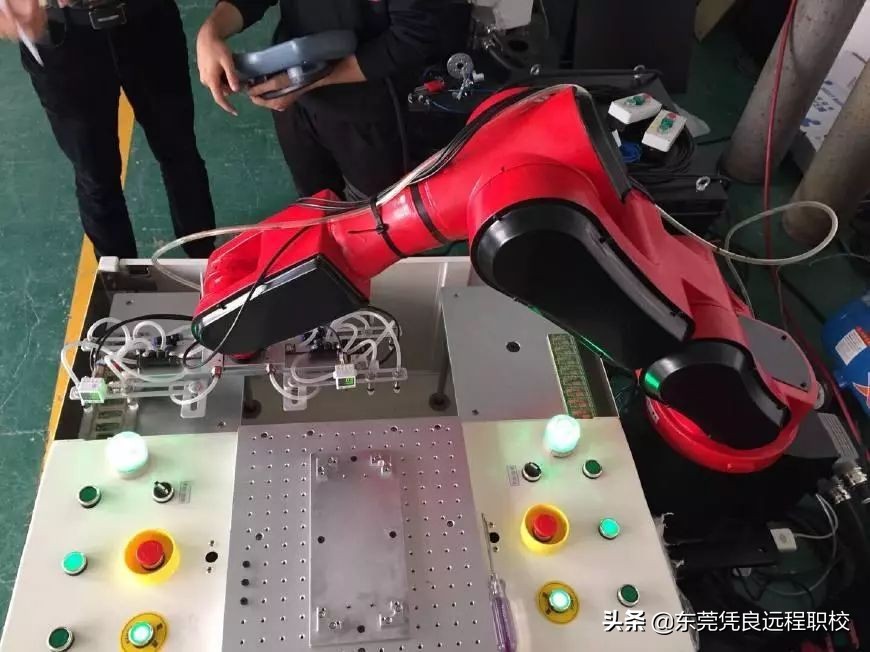 工业机器人培训为什么要学plc,plc和工业机器人