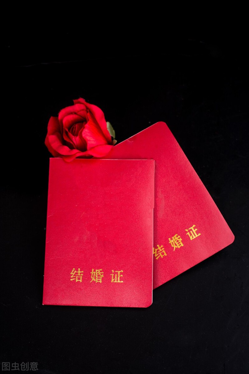 海外轶事：中国大叔打败跆拳道高手扬名俄小镇，娶小镇最美女孩