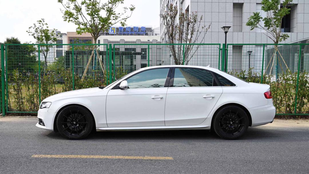 奥迪r8四驱quattro有多强,奥迪r8四驱和二驱哪个好