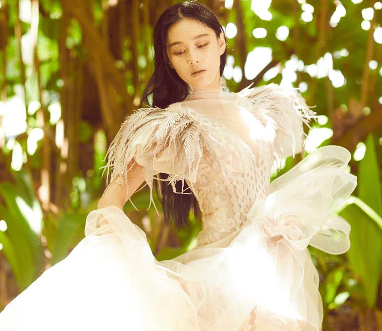 张馨予深v红裙惊艳写真,张馨予走中性风被嘲油腻