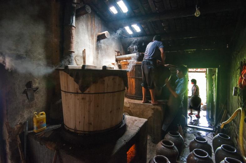 白酒喝了头疼什么原因怎么解决,喝完白酒为什么会想吐