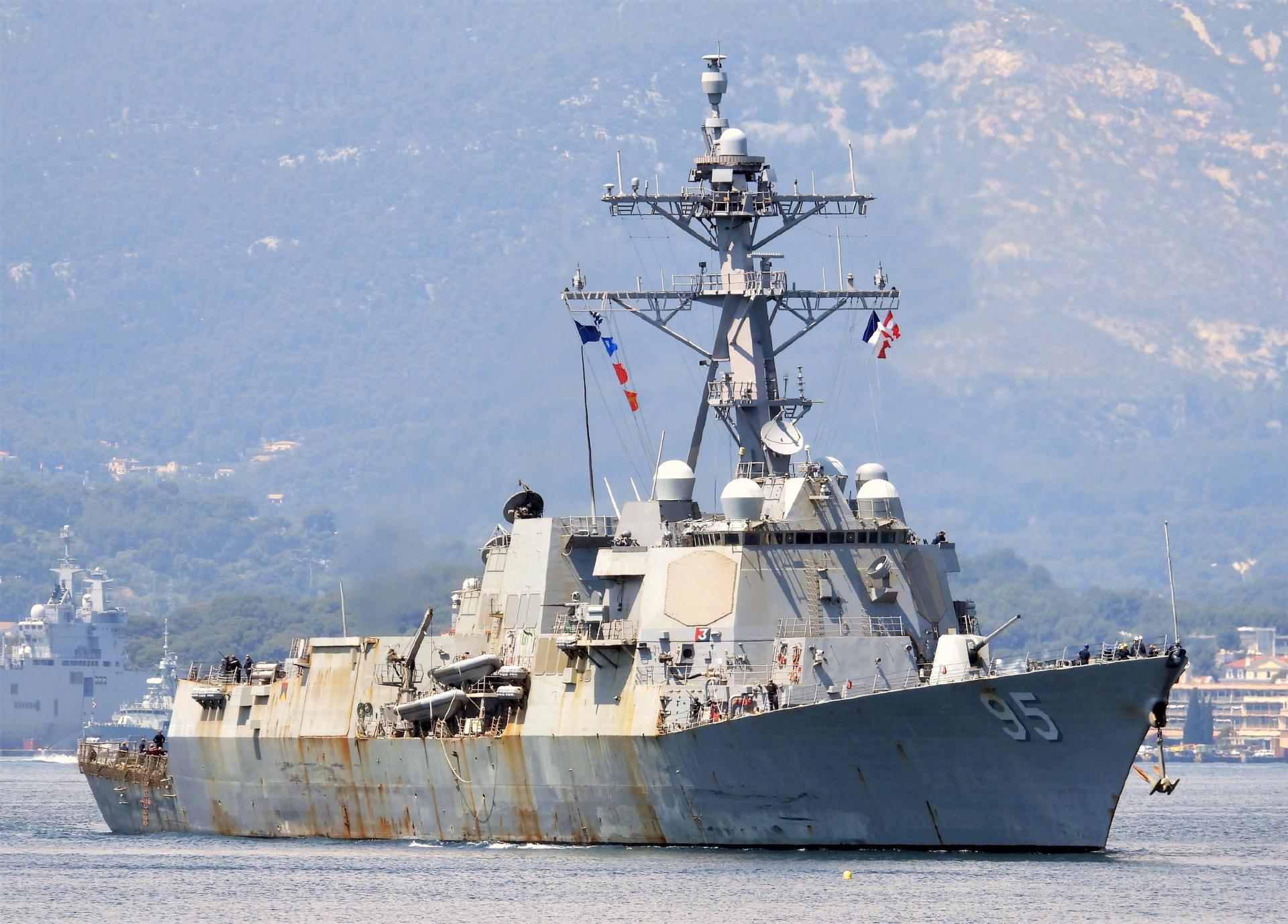 052D湛江舰抵达马来西亚：美国军舰锈迹斑斑，中国军舰像新的一样