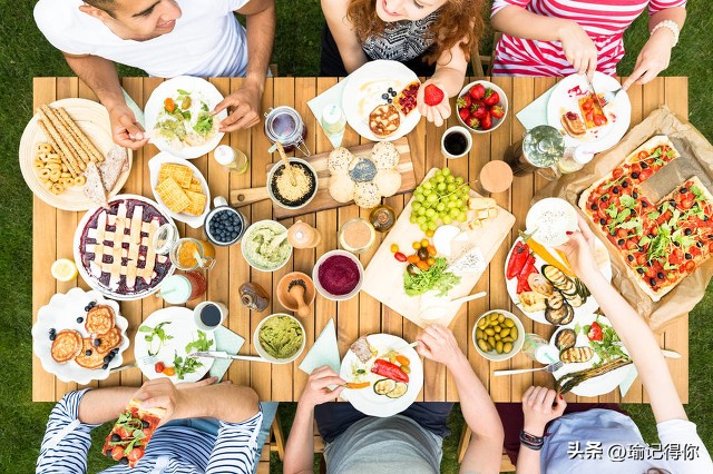 男子低头玩手机差点被绊倒,男子低头玩手机过马路被撞