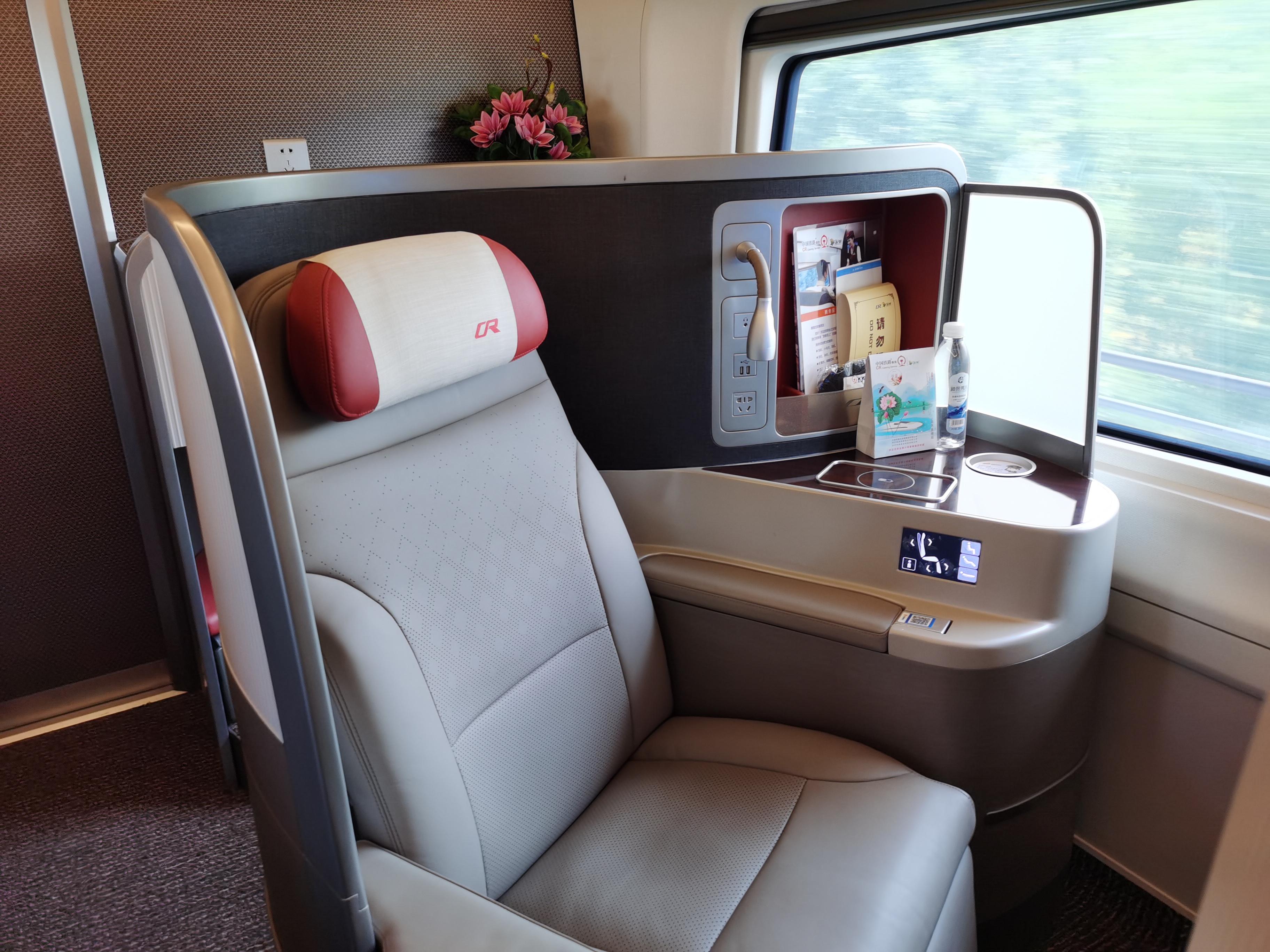 高铁高效舒适便捷的出行方式,高铁让你感受舒适轻松的旅行体验