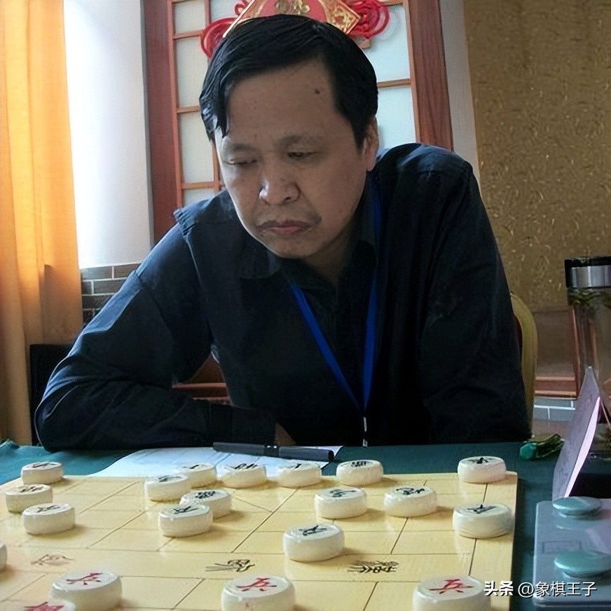 他是象棋飞刀之王，打败八位全国冠军，绝学名扬四海，教出徒弟孟辰