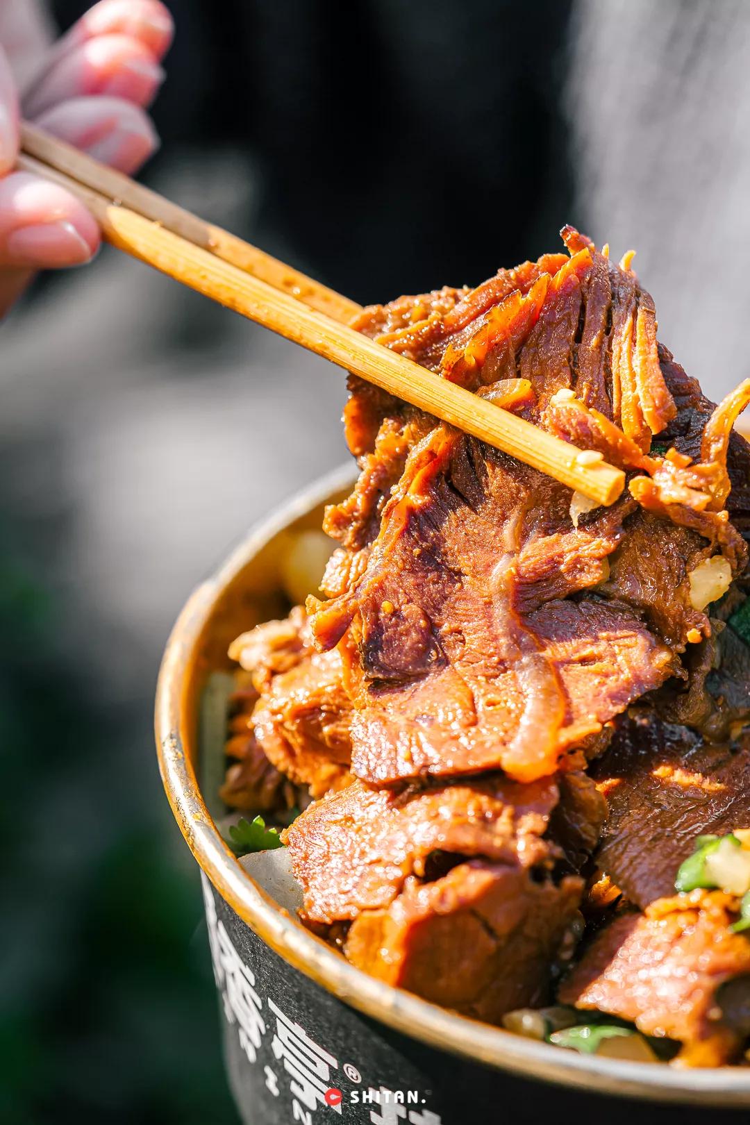 被套头了，「炸卤虎皮肥肠王」来了