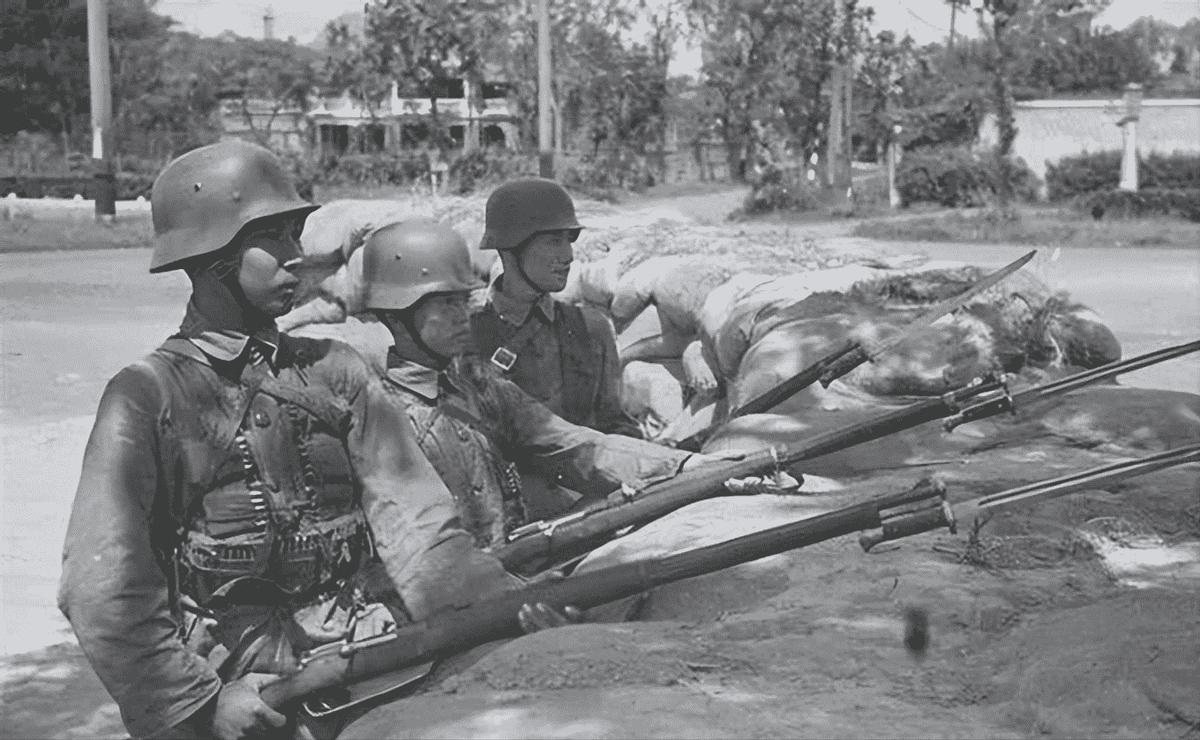 女子穿日军军服拍照被抓,女子身着日本侵华军装露脸