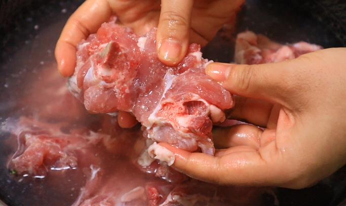 冷冻肉怎么解冻不影响口感,解冻肉切记不要直接用水泡