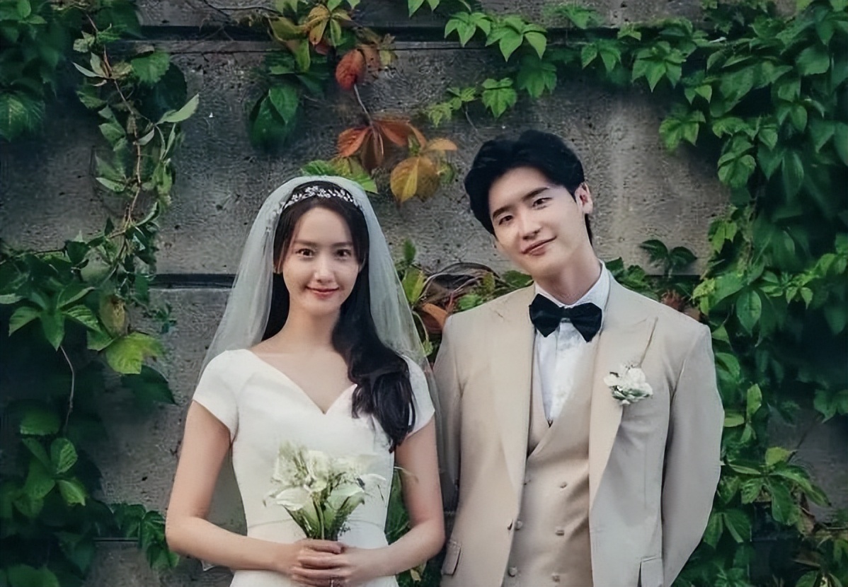 李钟硕IU恋情曝光！两人的恋爱痕迹被扒，李钟硕曾当众向女方表白