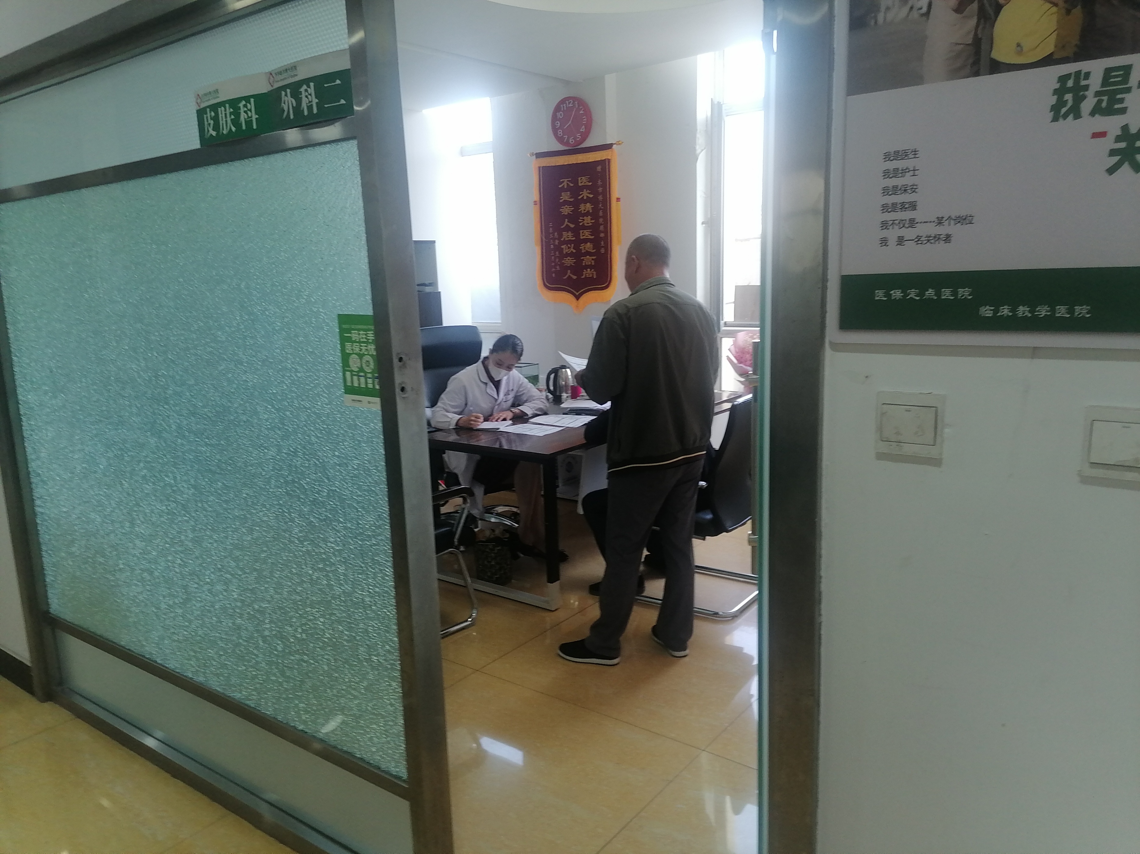 爱心义诊进乡村为民服务暖人心,爱心义诊为偏远乡村群众送健康