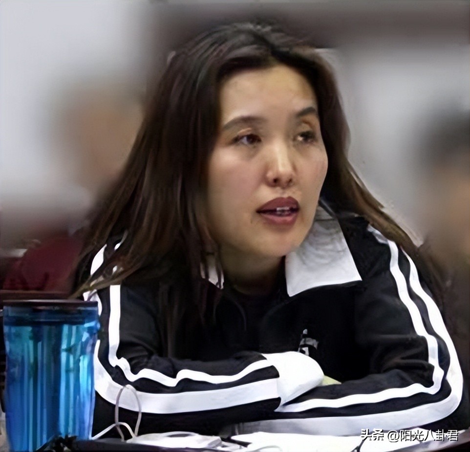 十年前汶川主持人落泪,2008年汶川大地震李小萌实地采访