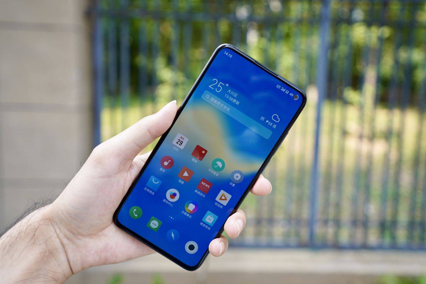 同等价位买魅族17还是k40,魅族17和红米k40前置哪个小