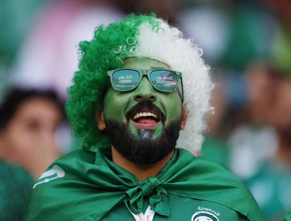 波兰2-0沙特！西亚绿鹰丢点球，门将两连扑，莱万打进世界杯首球