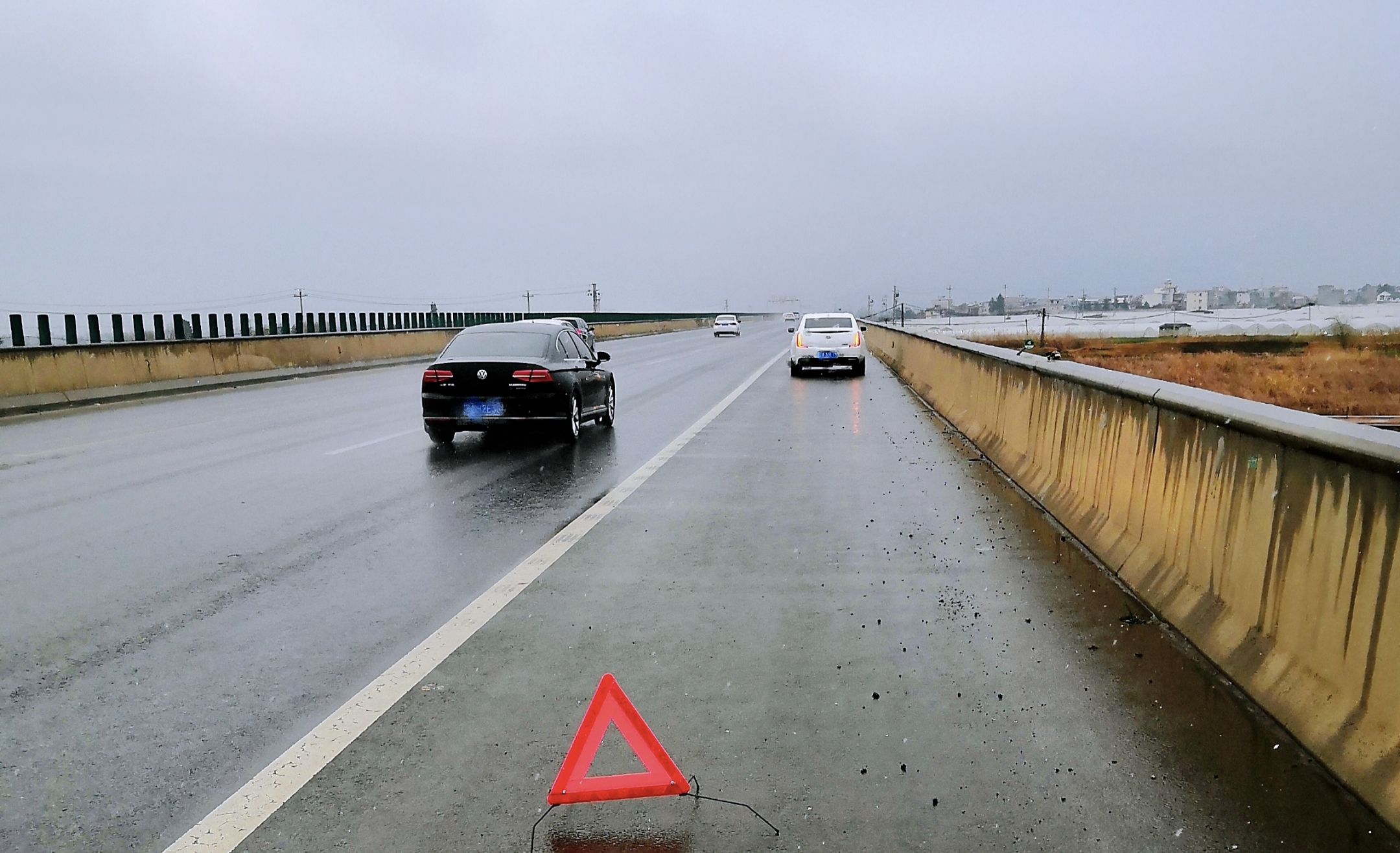 电子手刹碰到高速上会怎样,高速电子手刹紧急制动