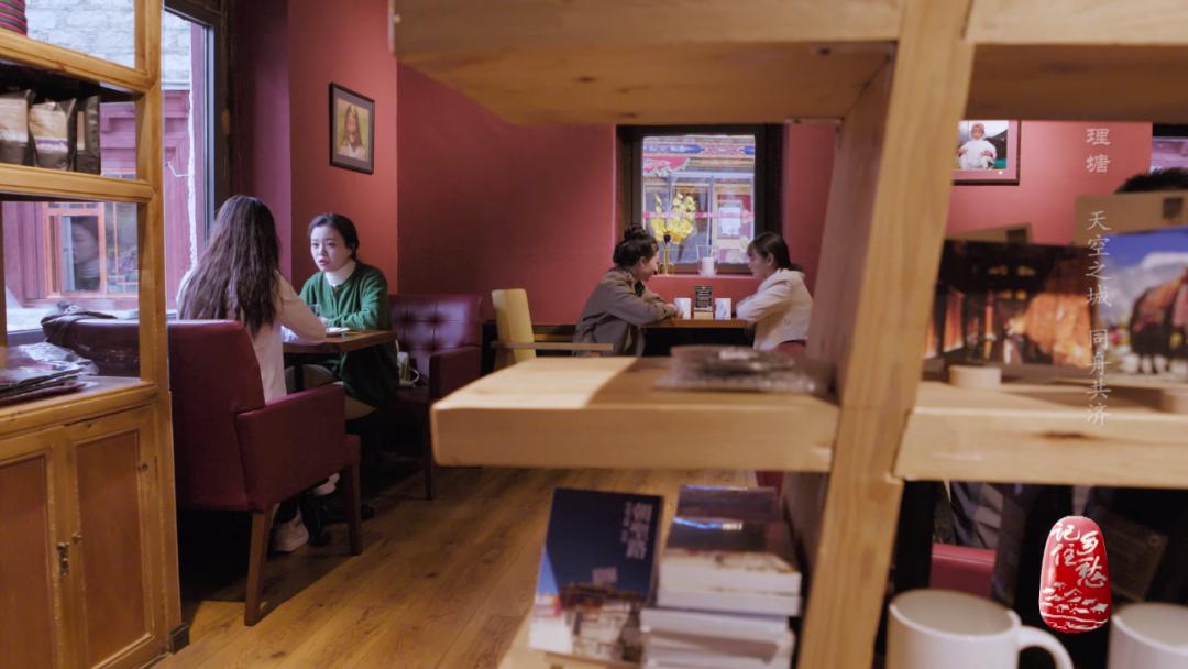 理塘山上的天空之城字样,川西天空之城理塘