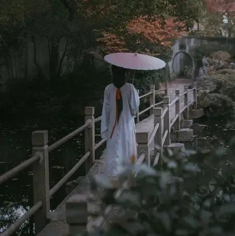 虹裳霞帔步摇冠,虹裳霞帔步摇冠意思