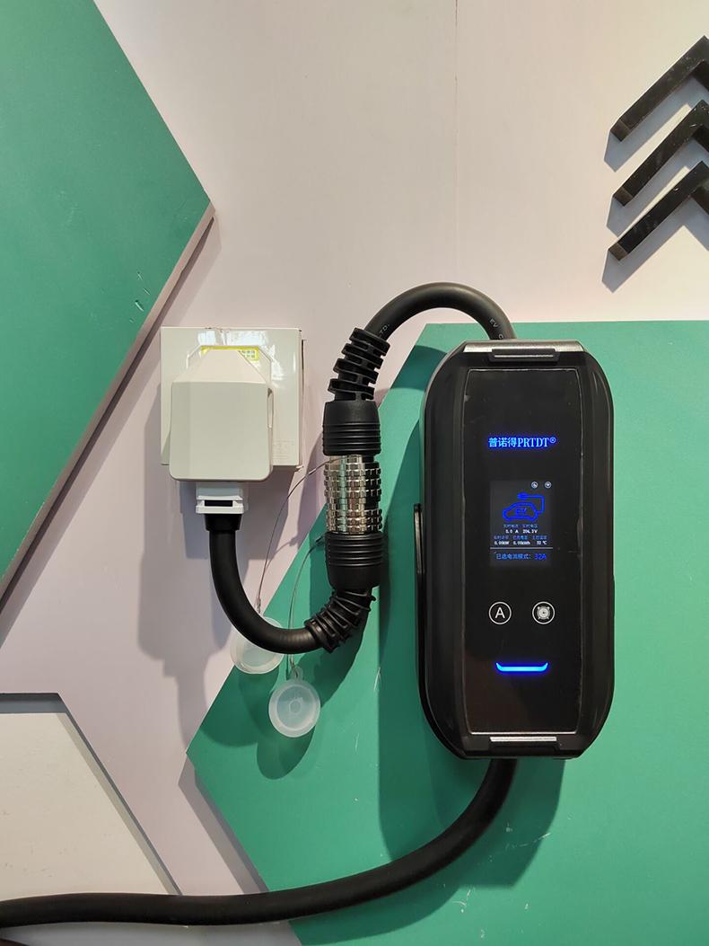 哪吒S不用充电桩，家用便携式充电器怎么选？