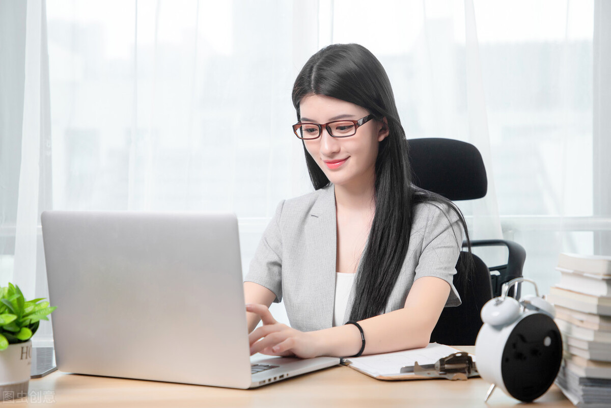 教师办公室在图书馆的旁边的英文,教师办公室挨着图书馆英语怎么读