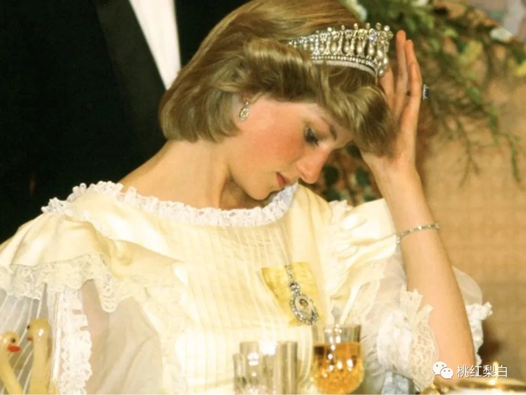 都炫耀起鸽子蛋了，她还是嫁了个假豪门？