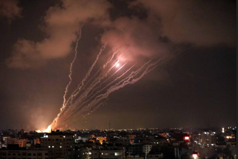 麦卡锡刚走，中东烽烟再起，33枚炮弹划过天际，中国工人受伤