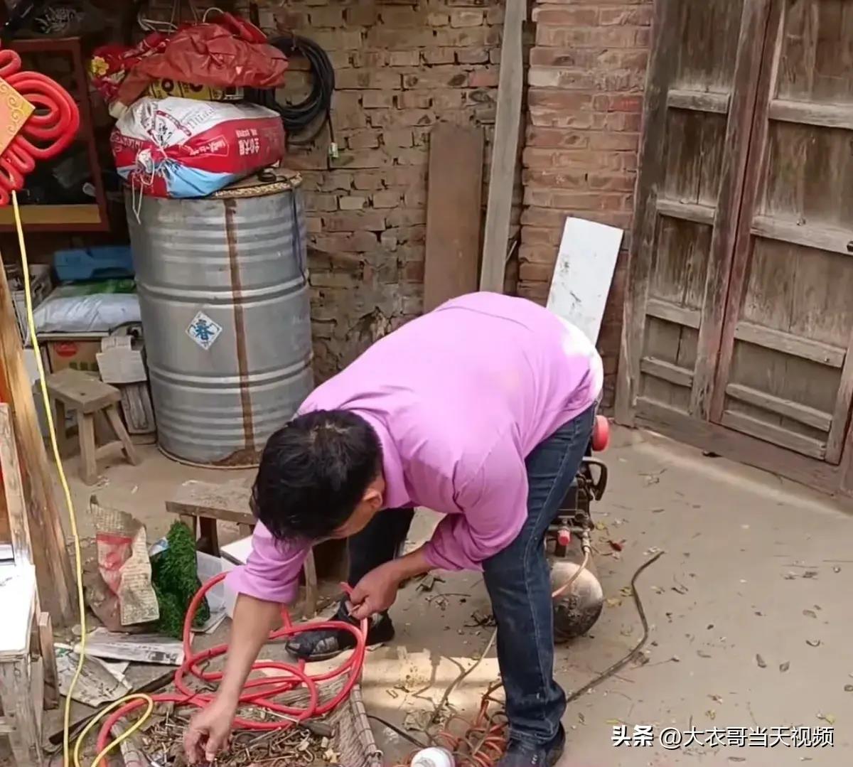 大衣哥被粉丝吓的视频,大衣哥砸门视频