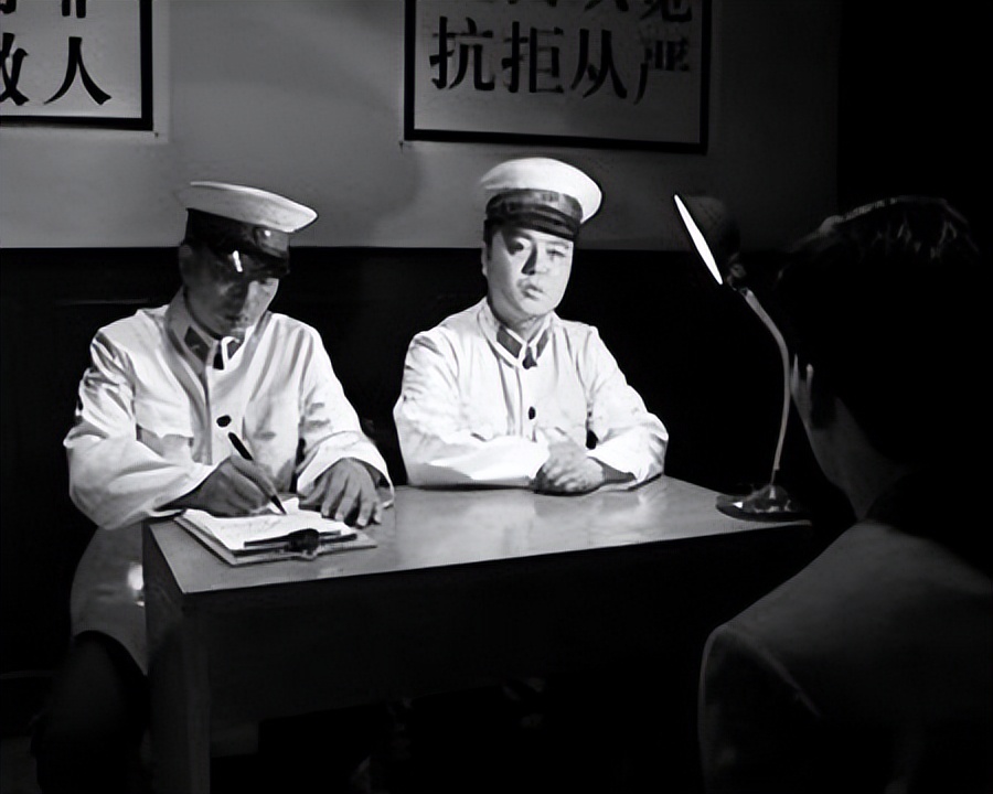 1957年，一数学老师突然被捕，公安问：你还记得被枪毙的银元犯吗