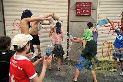 趁着泼水节公然对女生进行骚扰！向女生私密部位喷水还撕扯衣服