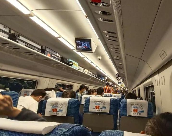 年轻女子高铁上当众劈叉,女子在高铁上劈叉