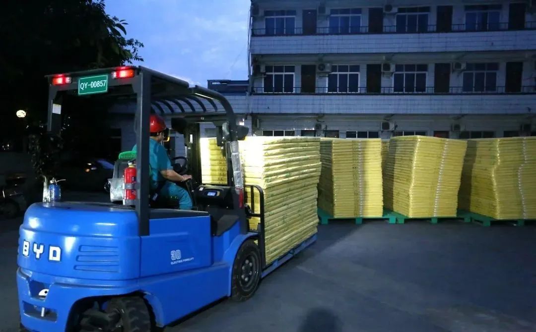 连夜加急赶制1243张床垫，全友家居支援成都抗疫一线