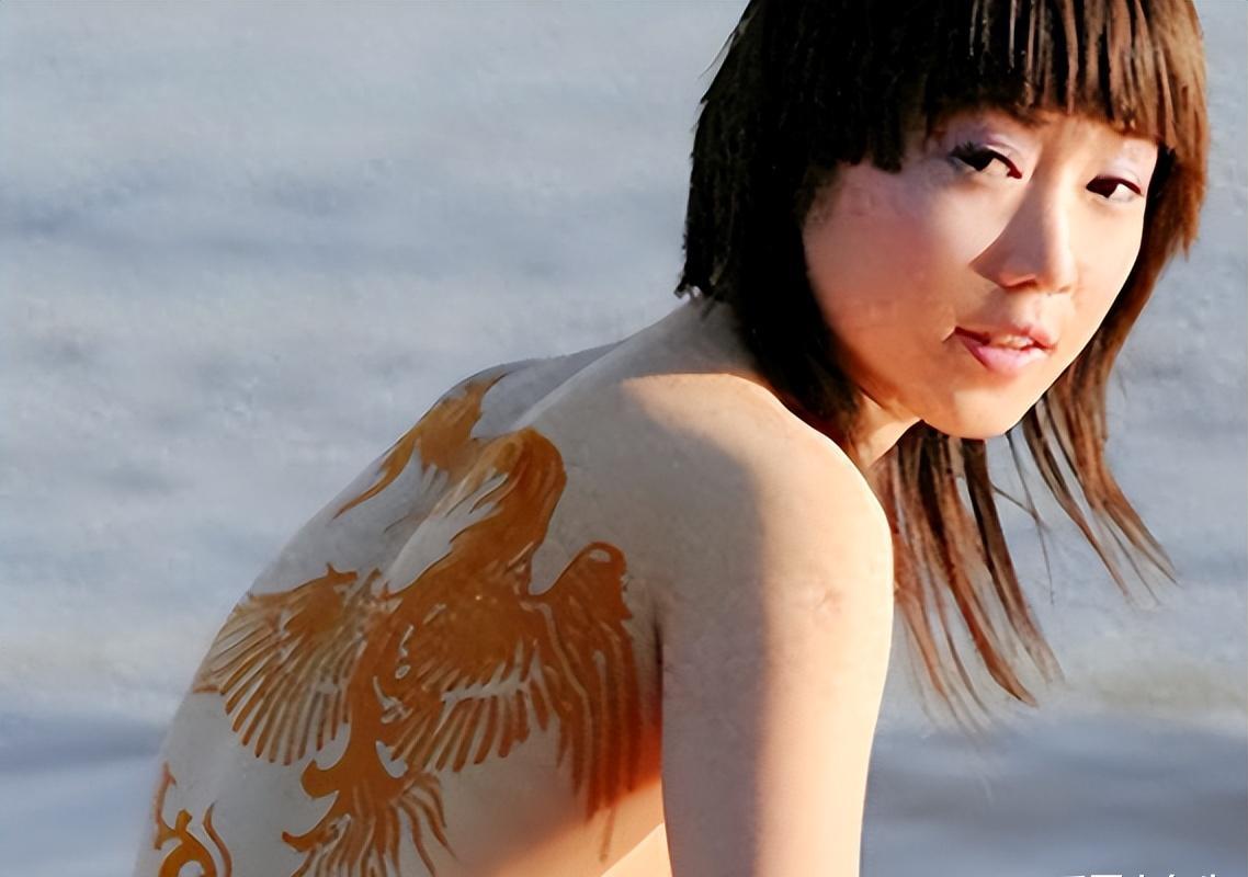 “网红模特”*筱雨张**,出道一年拍21套人体写真,现38岁仍单身未婚