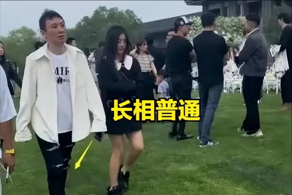 王思聪疑借好友900多万手表炫富，身边女伴颜值普通，身份惹热议