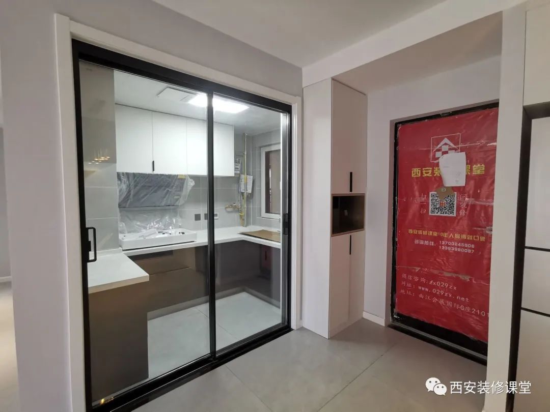 玻璃门下坠蹭地怎么处理,家里玻璃门关不上了怎么修