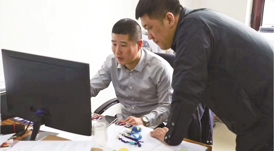 靠着两款*款贷**APP，他竟从无业青年“摇身一变”成身家千万“老板”……