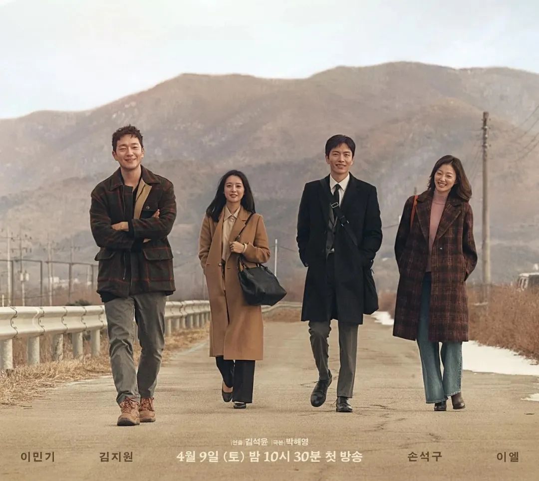 “躺平剧”虽迟但到，这俩人也太好嗑了